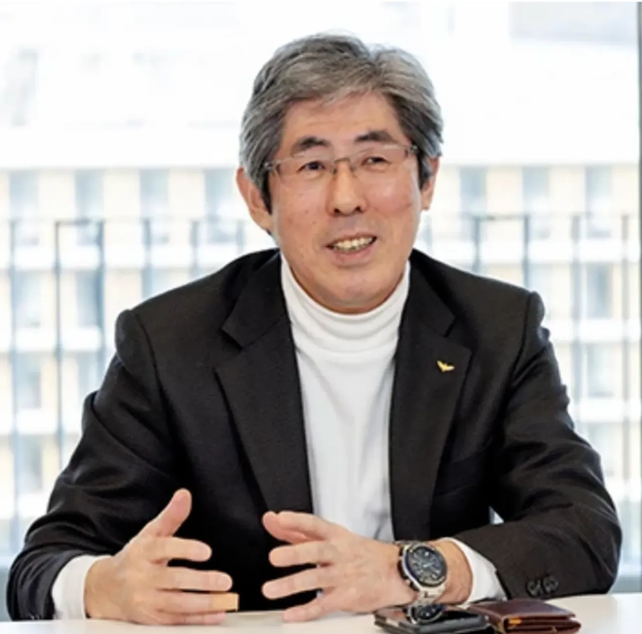 02 写真（スタッフ紹介・里見社長） 1